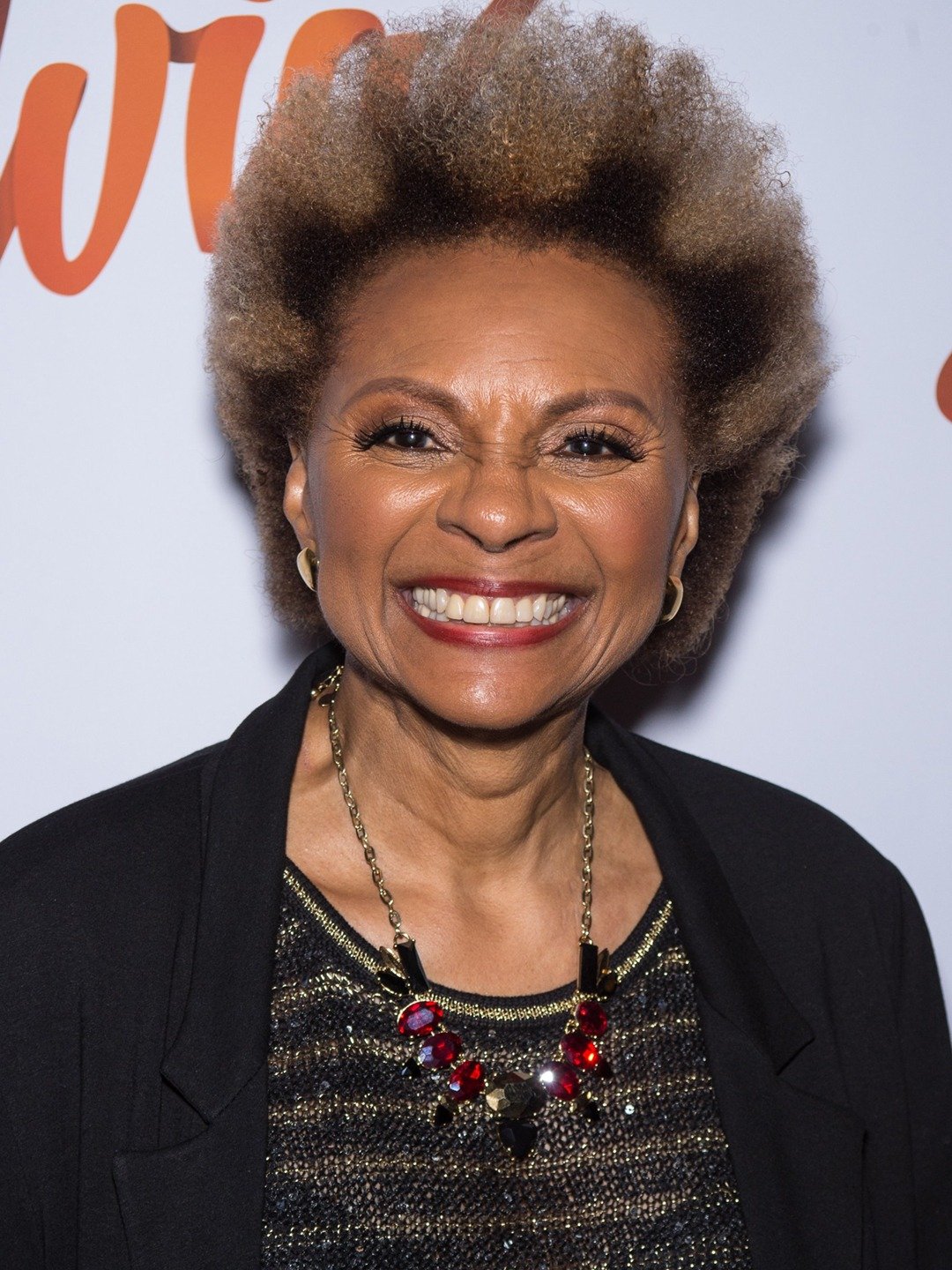 How tall is Leslie Uggams?